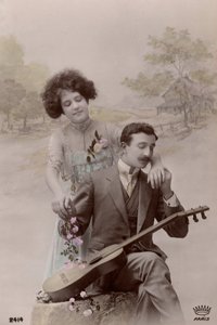 Pár s květinami a španělskou kytarou, Francie, cca 1910 (pohlednice) od Unbekannter Künstler