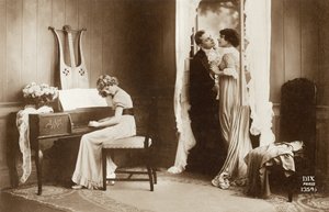 Dvořící se pár a mladá dívka hrající na Pianoforte, Paříž, cca 1920 (pohlednice) od Unbekannter Künstler