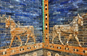 Detail z rekonstrukce Ištařiny brány z 30. let 20. století dokončené s použitím původních cihel z doby kolem 575 př. n. l., Pergamon Museum, Berlín, Německo (foto) od Unbekannter Künstler