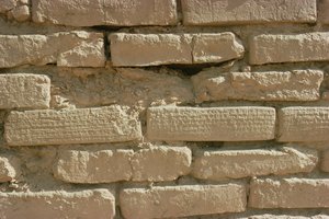 Detail cihel nesoucích klínové nápisy ze zikkuratu, postaveného elamským králem Untash-Galem (asi 1265-46 př.nl) (foto) od Unbekannt