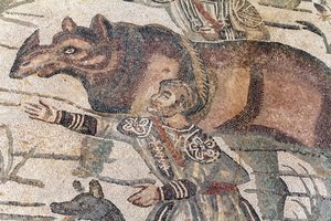 Detail mozaiky velkého lovu. Nosorožec je naváděn na loď, která má být přepravena do nejbližšího přístavu. 3. - 4. století. Římská vila Casale, Sicílie. památka UNESCO. od William M. Timlin