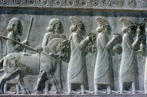 Detail reliéfního vlysu na východním schodišti do Apadany (audienční sál) zobrazující lydské delegáty nesoucí dary pro obřad, achajmenské období, cca 515 př. n. l. (vápenec) (viz 117114) od Unbekannt