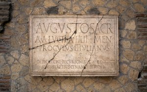 Epigraf na mramoru, Augustales College, archeologické naleziště Herculaneum (Seznam světového dědictví UNESCO od Benjamin Baud