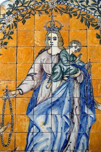 Muzeum Evora. Azulejos. Svatý Dominik přijímá růženec od Panny Marie. Portugalsko. od Benjamin Baud
