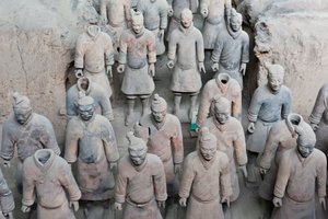 První jáma; postavy stojících válečníků; Mauzoleum císaře Qin Shi Huang; terakotová armáda; Xi
