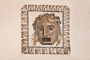 Podlahová mozaika z 1. století př. n. l. zobrazující Dionýsovu masku z římské vily poblíž via Ruffinella v Římě, národní muzeum Říma (museo nazionale romano), Řím, Itálie od Unbekannter Künstler