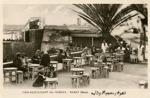 Francouzi a Maročané v Oudaya Café, Rabat od Unbekannter Künstler