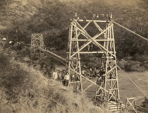 Fresno, Kalifornie: 1890 Tato fotografie C.C. Curtis ukazuje most Smith and Moore přes řeku Kings River, který je součástí náhonu postaveného Hiramem T. Smithem a Austinem D. Moorem k přepravě dřeva ze Sierry pro jejich společnost Kings River Lumber od Unbekannt