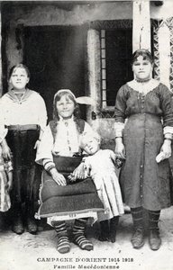 Řecko, Makedoine: portrét makedonské rodiny - Pohlednice 1914-1918 od William M. Timlin