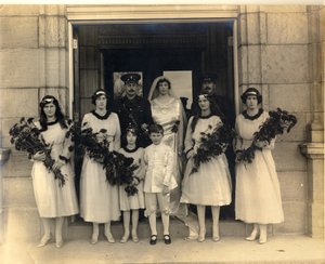 Skupinová svatební fotografie lady Maud Cavendishové a kapitána Macintoshe od William M. Timlin