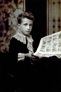 Poloportrét chlapce, který si listuje komiksem od Unbekannter Künstler
