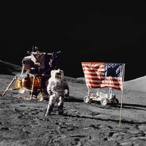 Harrison H Schmitt na měsíčním povrchu během přistávací mise Apolla 17 od Unbekannt
