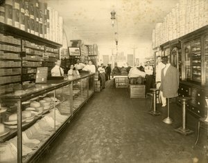 Interiér obchodu John Sewell & Co. Shoe Store na 304-6 12th Avenue (Flagler Street), kolem roku 1910 (černobílá fotografie) od Unbekannt