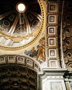Vnitřní pohled na kopuli baziliky svatého Petra (Basilica San Pietro) v Římě. Detail. Začal Michelangelo (Michelangelo) a dokončil Giacomo della Porta a Fontana. Řím, Itálie od Unbekannt