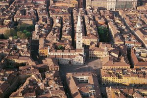 Itálie, Emilia Romagna, Modena, letecký pohled na město s katedrálou od Benjamin Baud