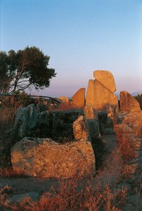 Itálie, Sardinie, Arzachena, provincie Olbia-Tempio, hrobka obrů Li Longhi, pohled zezadu