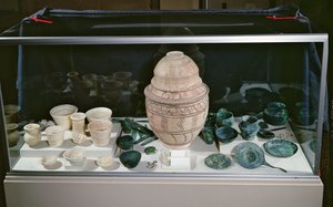 "Jar with the Hoard", asi 2500-2400 př.nl (terakota, alabastr, měď z Ománu a kámen) od Unbekannt