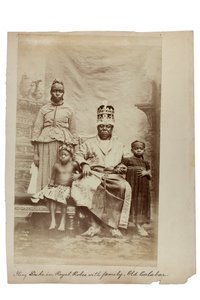 Král vévoda v královském rouchu s rodinou, Old Calabar, Nigérie, cca 1890 (tisk alba) od Unbekannt