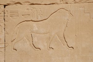Řezba lva, Karnak, Luxor, Egypt (foto) od Unbekannt