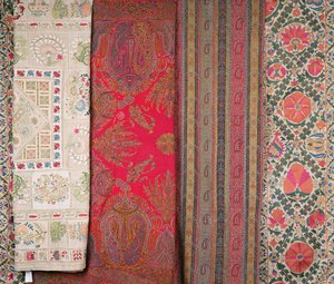 LtoR: Mihrab Susani, Uzbekistán, konec 19. století (hedvábí); Šátek, Kašmír, vyrobený Momtaz od Unbekannt