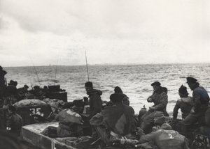 Marines of 41 (RM) Commando na palubě LCT (Landing Craft Tank) 532, přibližující se k Westkapelle během vylodění u Walcheren, Nizozemsko od Unbekannt