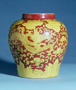Červená a žlutá balusterová nádoba Ming (značka Chia-ťing) (1522-66) od Unbekannt