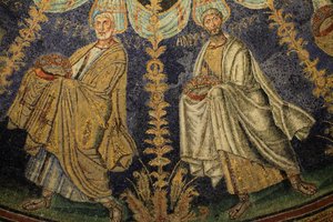 Mozaika stropu baptisteria Neon. Detail průvodu dvanácti apoštolů táhnoucího se kolem středové mozaiky ve dvou směrech a končící setkáním svatého Petra se svatým Pavlem. 5. století, Ravenna, Itálie. Zapsán jako světový Heri UNESCO od Unbekannt