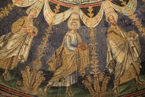 Mosaik der Decke des Baptisteriums von Neon. St. Paul und St. Peter. Detail der Prozession der zwölf Apostel, die sich um das zentrale Mosaik in zwei Richtungen bewegen und mit dem Treffen von St. Peter und St. Paul enden. 5. Jahrhundert, Ravenna, Italien. von Unbekannt