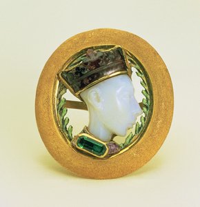 Opera di commesso s portrétem francouzského krále Karla VII., francouzština, kolem roku 1422 (chalcedon, granát, smaragd, zlato a smalt) od Unbekannt