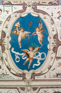 Ovál zobrazující tři putti (1560), detail stropu Hall of Grotesques, hrad Della Manta, Manta (Cuneo), Piemont, Itálie od William M. Timlin