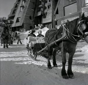 P. Topaloff a Alice Sapritch v Avoriaz během Festivalu fantastických filmů 29. ledna od Unbekannter Künstler
