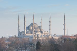 Panoramatický pohled na modrou mešitu krátce před západem slunce, Istanbul, Turecko (foto) od Unbekannter Künstler