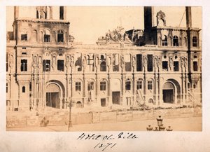 Pařížská komuna (1871): pohled na Hotel de Ville po požáru v květnu 1871. Anonymní fotografie. Tisk na karton Rozm. 15x10 cm od Unbekannt