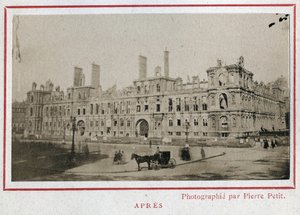 Pařížská komuna (1871): pohled na Hotel de Ville v Paříži po požáru v květnu 1871. Fotografie Pierra Pepetita. Tisk na karton, Rozm. Rozměr 9 x 5,4 cm od Unbekannt