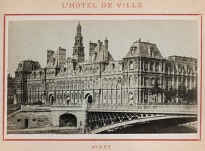 Pařížská komuna (1871): pohled na Hotel de Ville v Paříži před požárem v květnu 1871. Fotografie Pierra Pepetita. Tisk na karton, Rozm. Rozměr 9 x 5,4 cm od Unbekannt