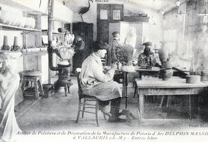 Pohlednice zobrazující řemeslníky při výrobě umělecké keramiky Delphin Massier ve Vallauris od Benjamin Baud