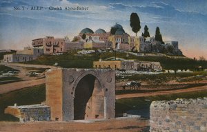 Pohlednice zobrazující mešitu Shaykh Abu Bakr v Aleppu, Sýrie, kolem roku 1920 (barevné fotolitho) od Unbekannt