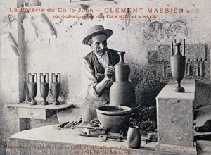 Pohlednice s Clementem Massierem (1844-1917), hrnčířským mistrem Poterie de Golf-Juan při práci ve svém ateliéru, Francie, 20. století od William M. Timlin