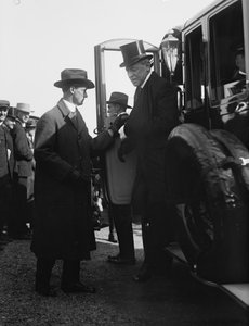 Prezident Woodrow Wilson vystupuje z auta. Washington, DC, cca 1918. Foto (č/b foto) od Benjamin Baud