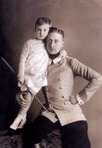 Princ Vilém Hohenzollernský (1882-1951) alias korunní princ, syn císaře Viléma II., se svým nejstarším synem, který se rovněž jmenoval Wilhelm, fotografie Selle und Kuntze od Unbekannter Künstler