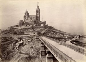 Náboženská architektura: vnější pohled na baziliku Notre Dame de la Garde (Notre-Dame-de-la-Garde), nazývanou také „Dobrá matka“ (1853-1864), postavenou podle plánů architekta Henry Esperandieu (1829) -1874). Marseille, Bouches du Rhone (13), stol od William M. Timlin