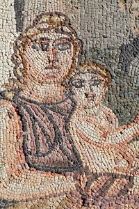Reprezentace nově narozeného Achilla s jeho ošetřovatelkou Anatrope - Detail z panelu představujícího první Achillovu lázeň - Paphos Mosaics, vila Thesus 5. století našeho letopočtu - Kypr - Achilles nouveau ne avec sa nourrice, Anatroph - Detail od Unbekannt