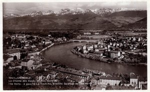 Rhone Alpes, Isere (38), Grenoble: řetězec Alp, Isere, most Ile Verte, vlevo La Tronche, vpravo okres Ile Verte - Pohlednice z let 1930-1939 od William M. Timlin