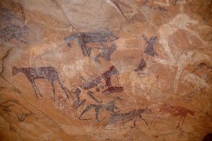Skalní umění, Prehistorie: Malba na skalách dobytka, jedno koleno v přístřešku vyzdobeném v masivu Uweinat v Súdánu (Karkur-Talh nebo Karkur Talh). Období od 8000 do 3000 let před naším letopočtem. Fotografování od Unbekannt