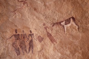 Skalní umění, pravěk: Skalní malba skupiny postav a dvoubarevné krávy s velkými rohy ve zdobeném přístřešku v masivu Uweinat v Egyptě. (Období od 8000 do 3000 let před naším letopočtem). Fotografování od Unbekannt