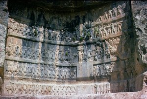 Skalní reliéf zobrazující sásánovského krále Šapura I. (241-72), perskou jízdu a přítoky, 3. století (kámen) od Unbekannt