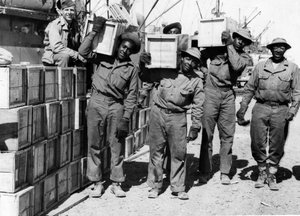 Druhá světová válka (1939-1945) – Blízký východ Duben 1943: V přístavu členové přístavního praporu americké armády z Afroameričanů vykládají vojenské vybavení. od Unbekannt