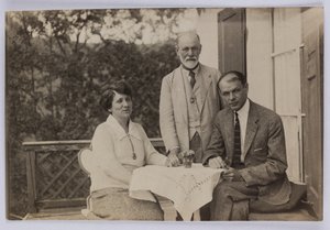 Sigmund Freud a Horace W. a Anjelika Frink, kolem roku 1920 (černobílá fotografie) od Unbekannt