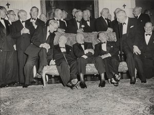 Sir Winston Churchill a Dwight D. Eisenhower na večeři ve Winfield House, domě amerického velvyslance v Londýně od Unbekannter Künstler