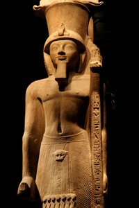 Socha faraona Sethi II (Seti nebo Sety) (1200-1194 př. n. l.) z 19. dynastie v růžovém gresu, nese žezlo se symbolem boha Amona, Egyptské muzeum v Turíně. od Unknown